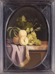 Pfirsiche, Trauben und Walnüsse auf einem drapierten Sims