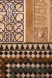 Detail des Fliesendesigns im Patio de Mexuar