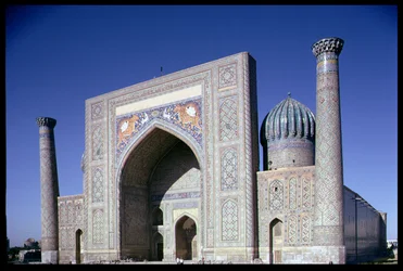 Fassade der Shirdar Madrasa, Timuridenzeit, Rigestan-Platz, ca. 1619-35