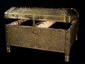 Islamische Kunst: Truhe zur Aufbewahrung des Korans aus Bronze mit Silberintarsien. Mamluken-Kunst des 14. Jahrhunderts
