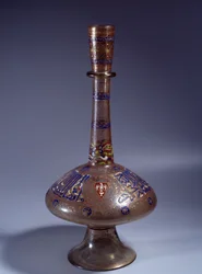 Islamische Kunst: Flasche mit langem emailliertem Glas-Hals des Vizekönigs Tuquztemur. Ca. 1345. Aus Ägypten oder Syrien. Paris, Louvre