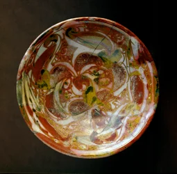 Islamische Kunst: kleine Keramikschale mit pflanzlichen Verzierungen. Aus dem Irak. 9. Jahrhundert n. Chr. Dim. 13,8 cm Paris, Musée du Louvre