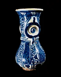 Islamische Kunst der Mamluken: Keramik mit blauem Hintergrund. Töpferei aus dem 13.-14. Jahrhundert. Kairo, Museum für Islamische Kunst.