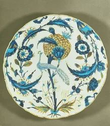 Iznik-Teller, bemalt mit einem zwischen Blumen sitzenden Pfau, Türkei, um 1550-55