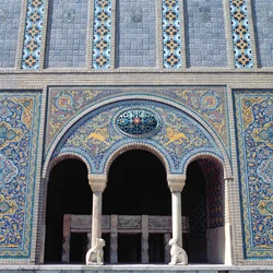 Einer der Aivans mit gefliesten Verkleidungen, Gitter und monolithischen Steinsäulen