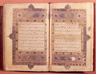 Zwei Seiten aus einer Koranhandschrift
