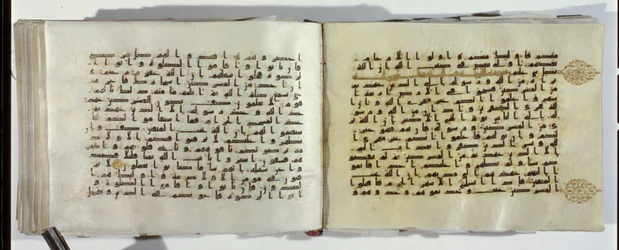 Zwei Seiten eines Koran-Manuskripts in orientalischer Kufischer Schrift