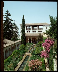 Ansicht des Palacio de Generalife und der Gärten im Sommer