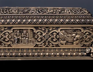 Detail eines Miniaturmenschenskeletts und Sarkophags