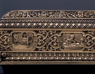 Detail eines Miniatur-Menschenskeletts und Sarkophags (Detail)