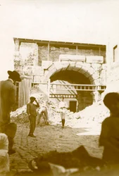 Abriss der Häuser um den Triumphbogen des Marcus Aurelius, Tripolis, Libyen, 4. Oktober