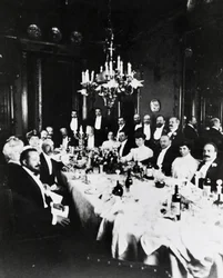 Mittagessen im Casa Sonzogno, unter den Gästen sind Francesco Cilea, Pietro Mascagni, Umberto Giordano, Carlo Romussi, Arturo Colautti, Amintore Galli und Edoardo Sonzogno zu erkennen, Mailand