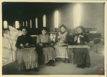 Frauen arbeiten in einer Passementerie-Werkstatt, Italien, Fotografie von F. Trembini