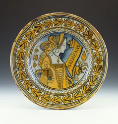 Eine Deruta-Porträtschale in Blau und Gold, die eine junge Frau im Profil darstellt und mit Madalena B beschriftet ist, ca. 1525