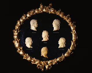 Ein Satz von sechs italienischen Siena-Marmor-Reliefprofilbüsten römischer Kaiser, mit den Namen Octavius, Galbin, Titus, Claudius, Julius und Nero eingraviert