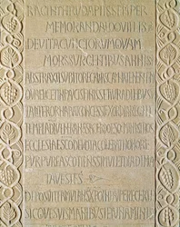 Archäologie des Mittelalters. Barbarische Kunst der Lombardei: Grabstein der Königin Ragnetrude (Raginthruda) aus den Jahren 740-750. Lombardische Kunst. Pavia, Städtisches Museum, Archäologische Abteilung