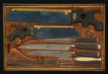 Kiste mit anatomischen Instrumenten (Holz & Metall)