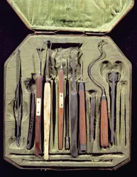 Kiste mit augenärztlichen Instrumenten (Holz & Metall)