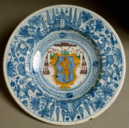 Kardinalswappen. Keramikplatte, hergestellt in Deruta, Italien. Um 1620. Florenz, Museo Nazionale del Bargello