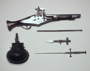 Gruppe von Waffen: Radschlosspistole, Wickelschlüssel, Pulverflasche und Stilett