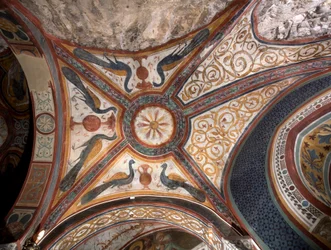 Innenansicht der Kapelle des Heiligen Gregor, dekoriert mit Fresken byzantinischen Einflusses, geschaffen von der römischen Schule des frühen 13. Jahrhunderts. Kloster des Heiligen Benedikt (Sacro Speco), Subiaco (Rom), Italien