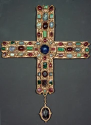 Lombardische Kunst: Goldkreuz und Steine von Berengario (850-924), König von Italien und Kaiser des Heiligen Römischen Reiches. 9. Jahrhundert Monza, Museum der Kathedrale