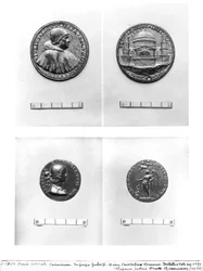Medaillen darstellend Papst Julius II. (1443-1513) mit St. Peter von Caradosso und Isabella d