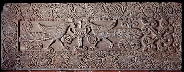 Steinbrüstung mit Reliefs von Pfauen