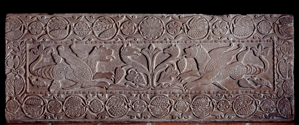 Steinbrüstung mit Reliefs des Lebensbaums und Drachenflügeln, vom Sarkophag von Teodote, 8. Jahrhundert