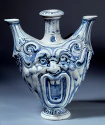 Weichporzellanflasche aus dem 16. Jahrhundert, hergestellt von der Manufaktur von Francois II de Medicis (1544-1560) Sevres, Porzellanmanufaktur