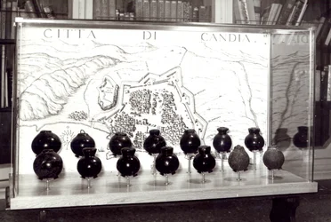 Venezianische Bomben und eine Karte der Stadt Kreta