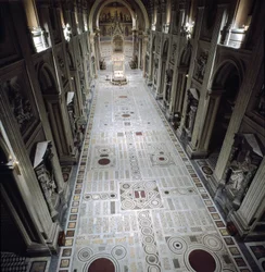 Blick auf das zentrale Kirchenschiff der Basilika St. Johannes im Lateran