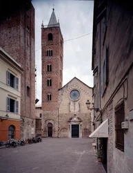 Ansicht der Fassade und des Glockenturms