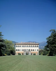 Ansicht der Fassade der Villa reale di Marlia (oder Palazzo Orsetti)