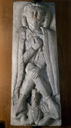 Krieger hockend mit Drache, Steinrelief, Italien