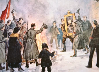 Bolschewistische Soldaten im Begriff, während der Russischen Revolution von 1917 ein Porträt des Zaren zu verbrennen