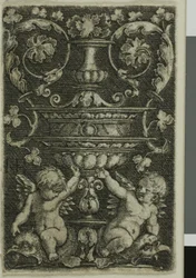 Ornament mit Vase und zwei Genien zu Füßen