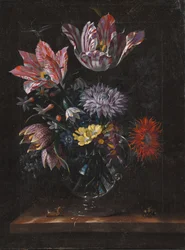 Eine Glasvase mit Blumen