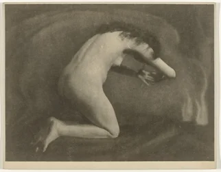 Kniender weiblicher Akt