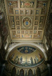 Innenansicht der Apsis der Basilika St. Johannes im Lateran (San Giovanni in Laterano). Mosaik von Jacopo Torriti (aktiv um 1291-14. Jahrhundert) und Jacopo da Camerino (aktiv um 1288-1331), das Jerusalem Celeste darstellt. Rom