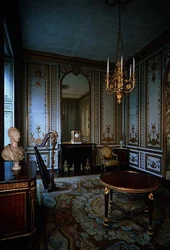 Das Kabinett Interieur de la Reine (Innenkammer der Königin) dekoriert mit weißen und goldenen Paneelen von Jacques Verberckt