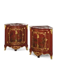 Paar Louis XV Encoignures, Mitte 18. Jahrhundert (vergoldetes Bronze, scharlachrot lackiertes Holz & Marmor)