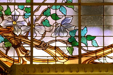 Nancy (Abteilung 54), Jugendstil, „La verriere aux Clematites“ (1901) - Detail, Glasfenster von Jacques Gruber (1870-1936), bei Credit Lyonnais, rue St Georges