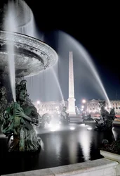 Ansicht des Brunnens von Jacques Ignace Hittorff und des Obelisken auf der Place de la Concorde in Paris