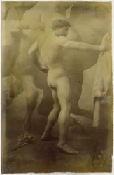 Studie eines männlichen Aktmodells, stehend vor dem Hintergrund eines monumentalen Wandgemäldes von Pferden, im Atelier von Jacques de Lalaing