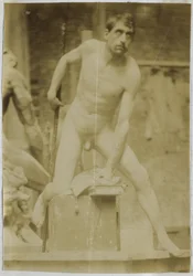 Studie eines männlichen Aktmodells, von vorne gesehen, im Atelier von Jacques de Lalaing