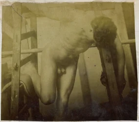 Studie eines männlichen Aktmodells, nach vorne hängend in einem Holzgestell, im Atelier von Jacques de Lalaing