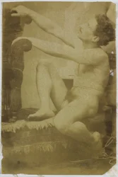 Studie eines männlichen Aktmodells, sitzend und von der Seite gesehen, im Atelier von Jacques de Lalaing