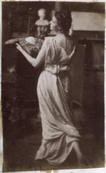 Studie eines weiblichen Modells in Draperie, von hinten gesehen, im Atelier von Jacques de Lalaing