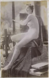 Studie eines weiblichen Aktmodells, sitzend auf einem Podium und schräg von der Seite gesehen, im Atelier von Jacques de Lalaing